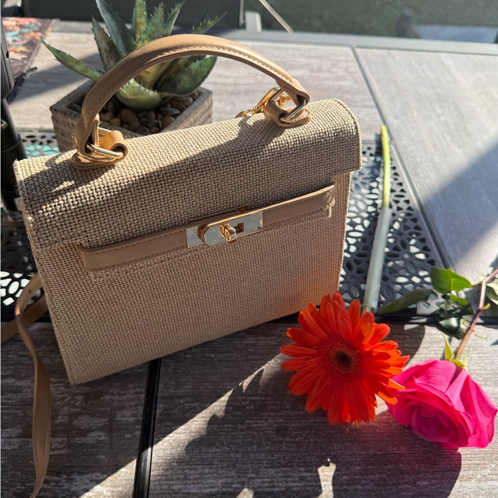 Elegant Tan Handbag 🤍